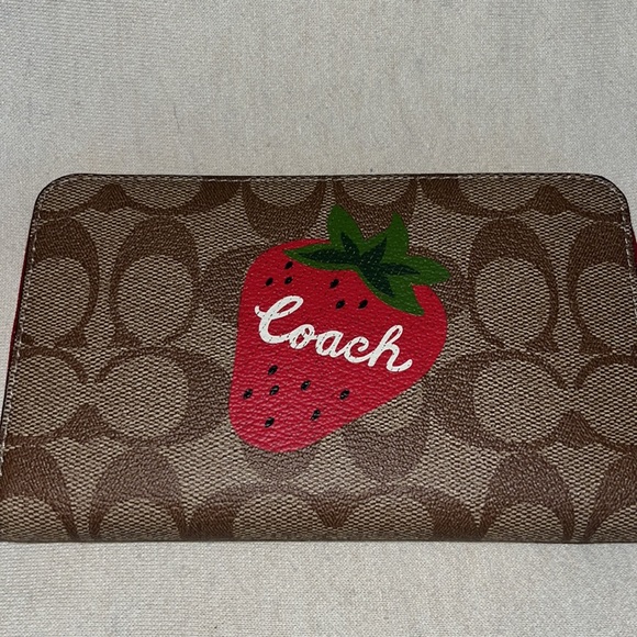 New Coach Wallet in signature print with strawberry - Picture 2 of 4